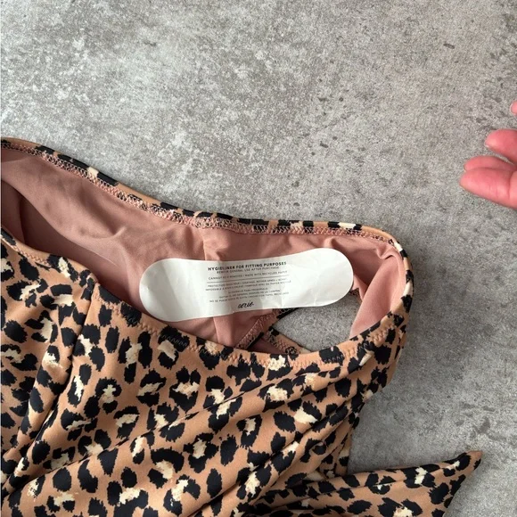 AERIE LEOPARD WRAP ONE PIECE SWIMSUIT FULL COVERAGE WOMENS SZ M PADDED WIRELESS - Picture 5 of 6